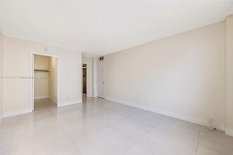 430 Golden Isles Dr in Hallandale Beach, FL - Building Photo - Building Photo