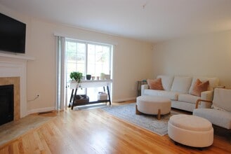 109 Overlook Cir in Hudson, NH - Building Photo - Building Photo