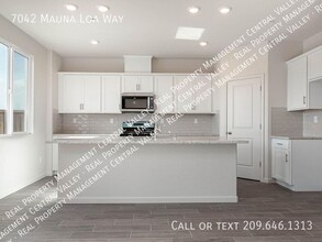 7042 Mauna Loa Wy in Stockton, CA - Building Photo - Building Photo