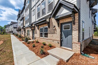 504 Annie Lowery Wy in Davidson, NC - Building Photo - Building Photo