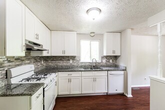 2130 Scarbrough Dr in Stone Mountain, GA - Building Photo - Building Photo