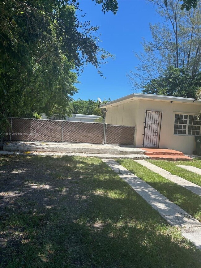 5321 SW 67th Ave in Miami, FL - Building Photo - Building Photo