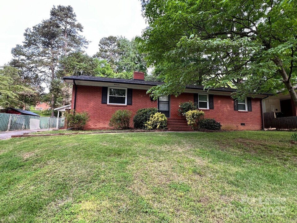 317 Cedar St in Mooresville, NC - Building Photo