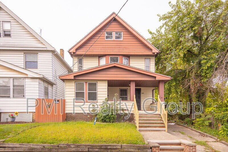 888 Evangeline Rd in Cleveland, OH - Building Photo