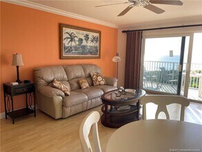 429 NE Tradewind Ln in Stuart, FL - Building Photo - Building Photo