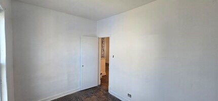 2046 W 69th Pl in Chicago, IL - Foto de edificio - Building Photo