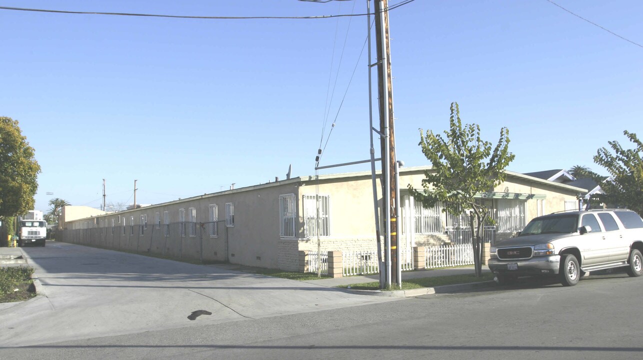 345 E 20th St in Long Beach, CA - Building Photo