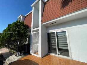 510 NW 107th Ave in Miami, FL - Building Photo - Building Photo
