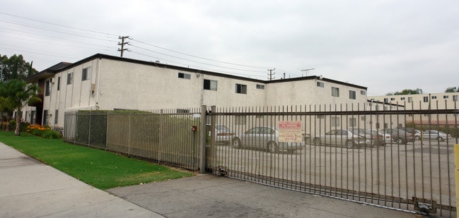 5900 Reseda Blvd in Tarzana, CA - Foto de edificio - Building Photo