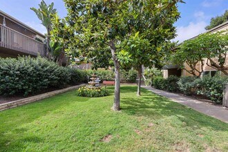 8515 Villa La Jolla Dr in San Diego, CA - Building Photo - Building Photo