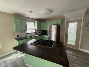 642 5th St in San Leon, TX - Building Photo - Building Photo