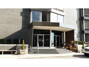 8200 E Jefferson Ave, Unit 607 in Detroit, MI - Building Photo - Building Photo