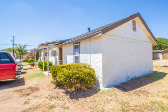 1305 S 9th St in Slaton, TX - Foto de edificio - Building Photo