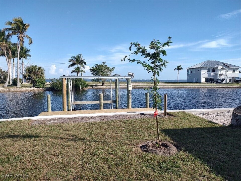 2585 Third St in Matlacha, FL - Building Photo