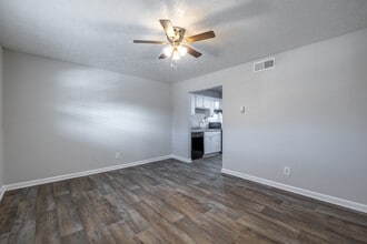 Welcome Home to Premier Club Living in Union City, GA - Foto de edificio - Interior Photo