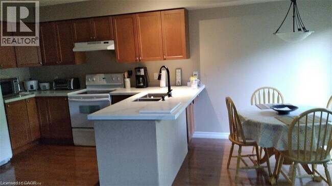 563 Chablis Dr in Waterloo, ON - Building Photo - Building Photo