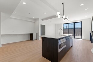 1801 W Grand Ave, Unit 201 in Chicago, IL - Building Photo - Building Photo