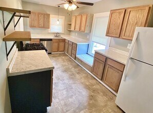 1102 Dallas St in Port Neches, TX - Building Photo - Building Photo
