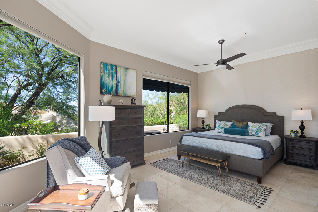 13495 E Charter Oak Dr in Scottsdale, AZ - Foto de edificio