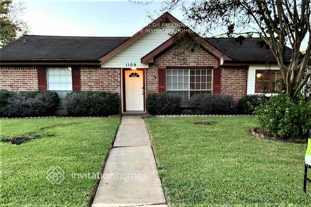 1109 Newport Blvd in League City, TX - Building Photo