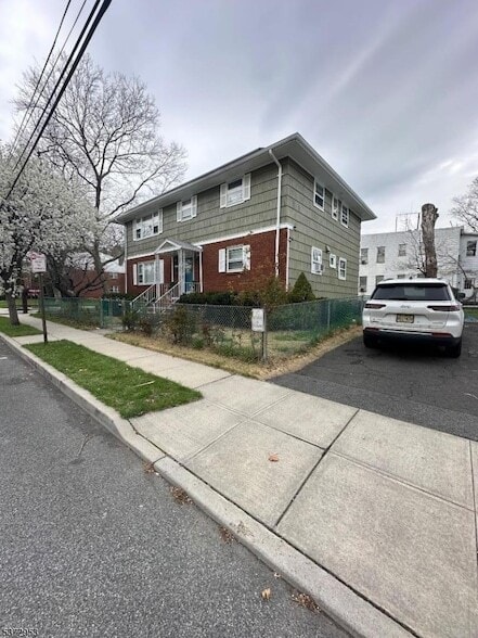 739 Burnside St, Unit 1 in Orange, NJ - Building Photo - Building Photo
