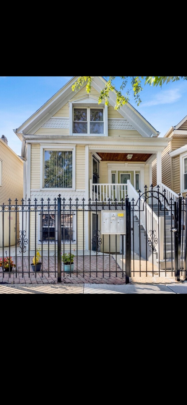 4143 W Roscoe St, Unit Apartment G
