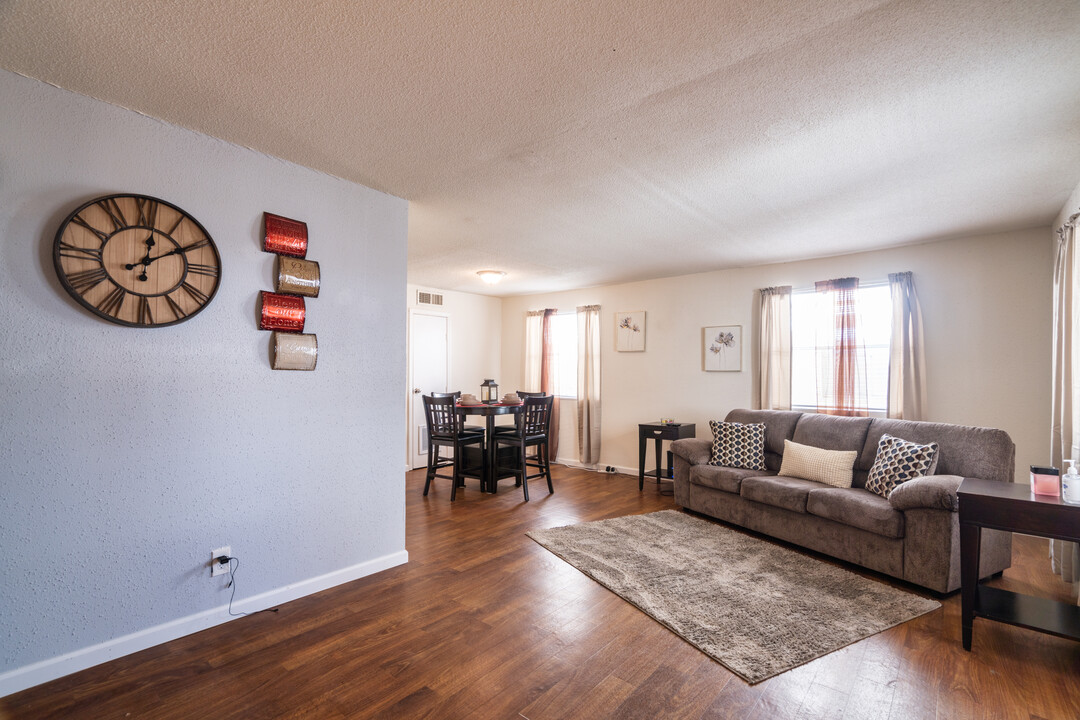 Courtyard Estates in Beaumont, TX - Foto de edificio