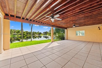 14401 Sabal Dr in Miami Lakes, FL - Building Photo - Building Photo