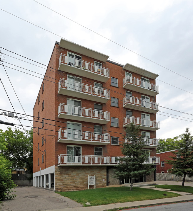 Carling Apartments in Hamilton, ON - Building Photo