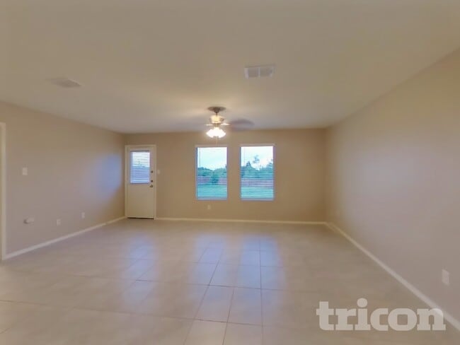 1709 Clairborne Ct in Little Elm, TX - Foto de edificio - Building Photo