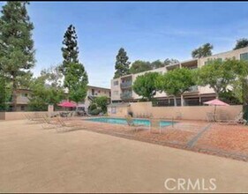 2940 N Verdugo Rd, Unit 310 in Glendale, CA - Building Photo - Building Photo