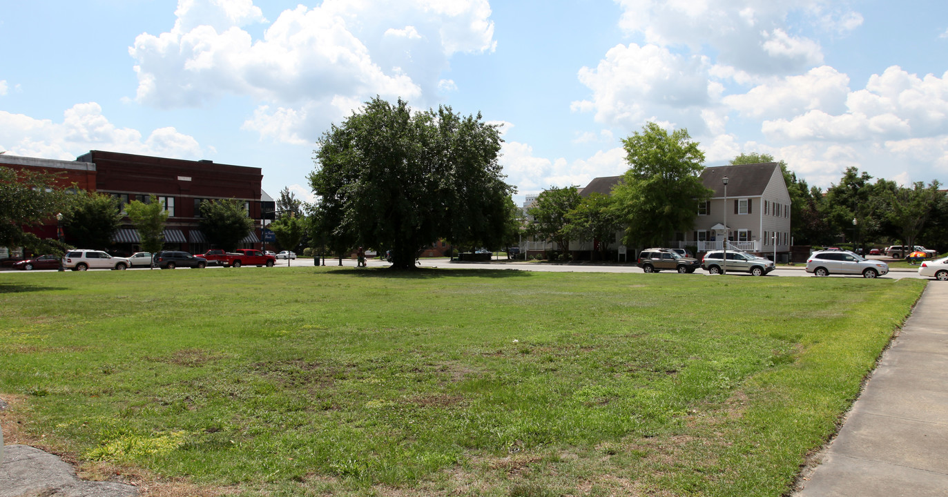 300 S Front St in New Bern, NC - Foto de edificio
