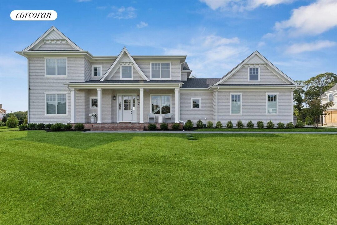 7 Margareta Ct in Westhampton Beach, NY - Building Photo