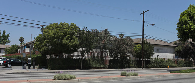 1515 E Rosecrans Ave in Compton, CA - Building Photo - Building Photo