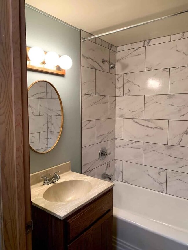 512 Manitowoc St, Unit 512 Manitowoc St. Lower