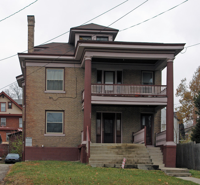 2223 Highland Ave in Cincinnati, OH - Building Photo - Building Photo