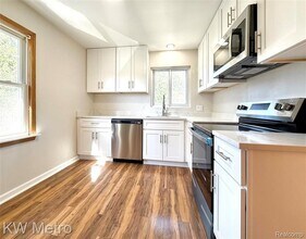 2182 Vernier Rd in Grosse Pointe Woods, MI - Building Photo - Building Photo