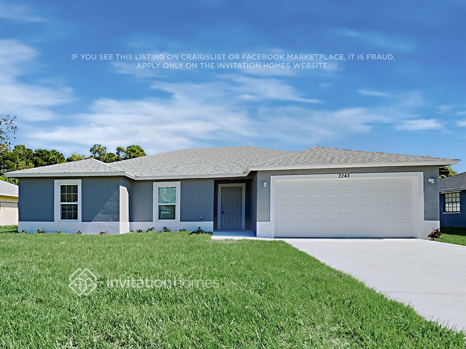 2243 SE Gaslight St in Port St. Lucie, FL - Building Photo