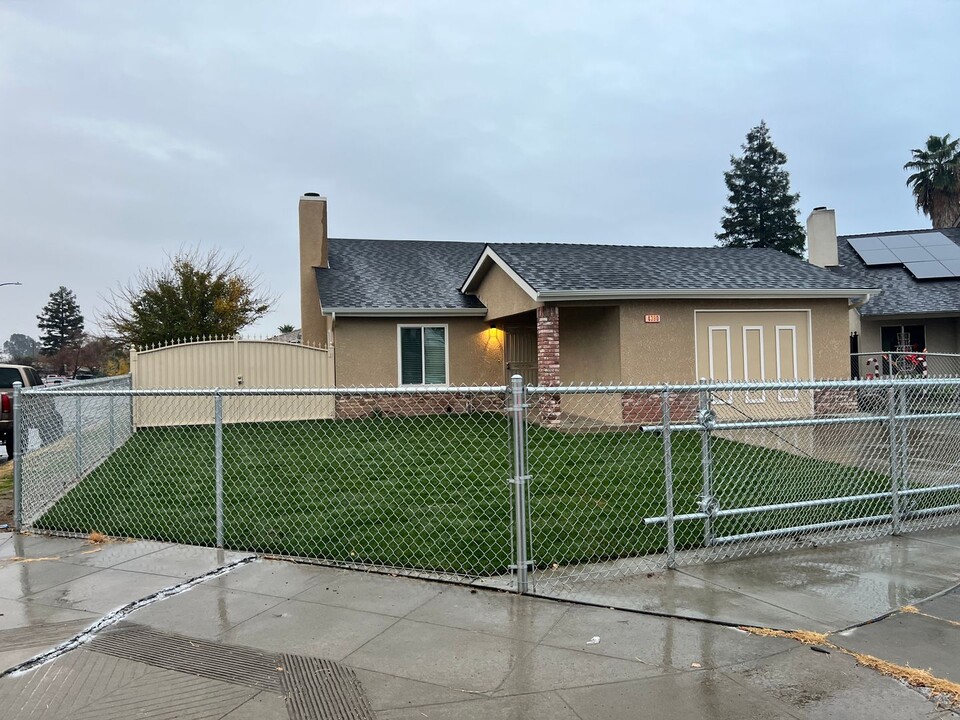 4390 N Forestiere Ave in Fresno, CA - Building Photo