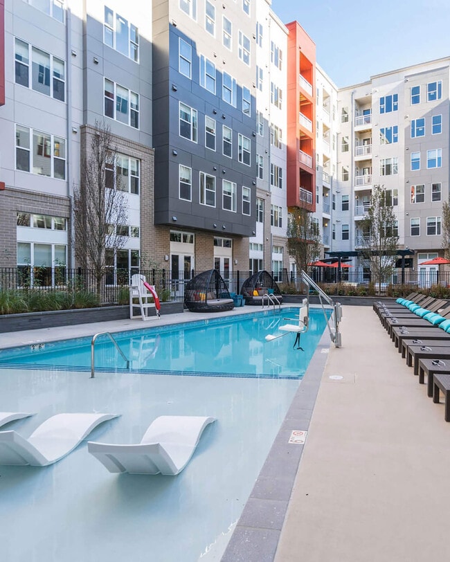 Station on Silver in Herndon, VA - Foto de edificio - Building Photo