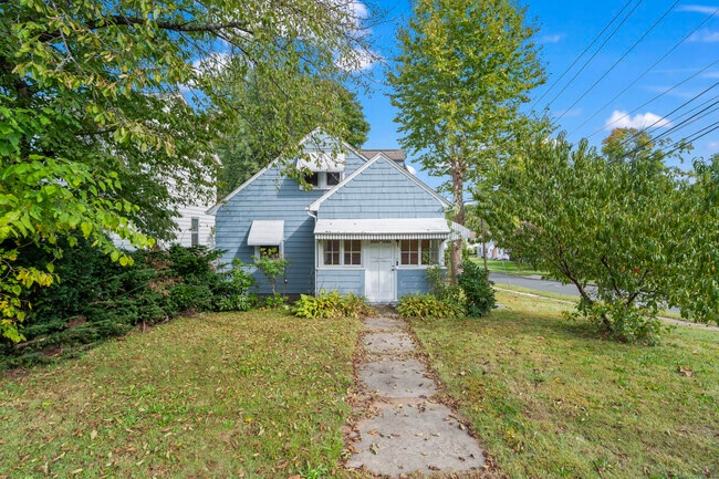 518 Quaker Ln S in West Hartford, CT - Building Photo - Building Photo