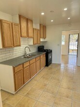 435 W Acacia Ave, Unit B in Glendale, CA - Foto de edificio - Building Photo