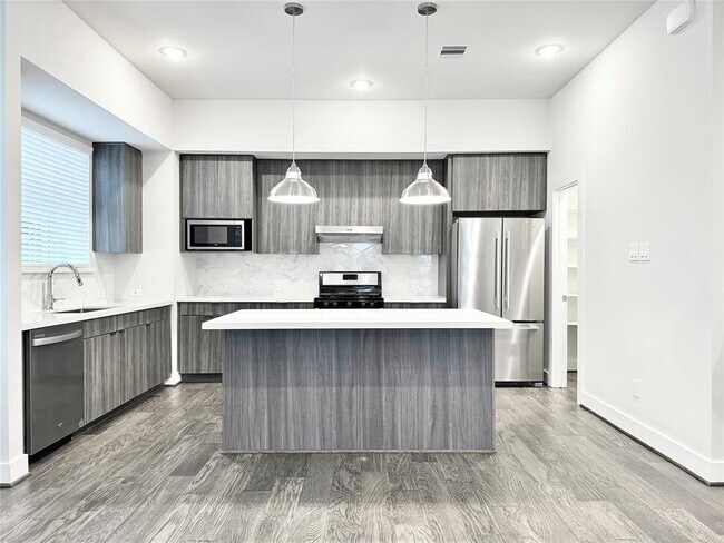 5815 Fairdale Ln in Houston, TX - Building Photo - Building Photo