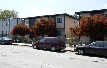 3284 Rolison Rd in Redwood City, CA - Building Photo - Building Photo