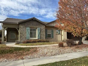 7077 Pilot Dr in Sparks, NV - Foto de edificio - Building Photo