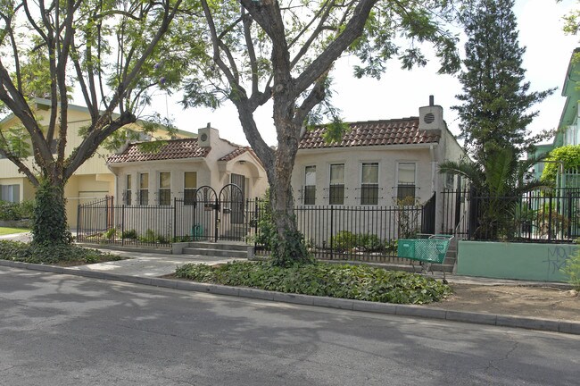 5846 Willoughby Ave in Los Angeles, CA - Building Photo - Building Photo