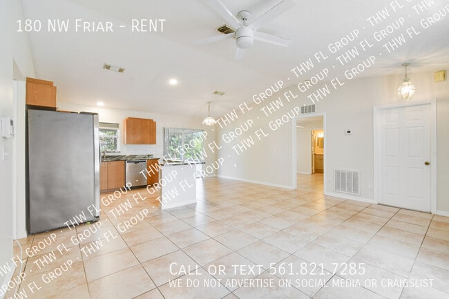 180 NW Friar St in Port St. Lucie, FL - Foto de edificio - Building Photo