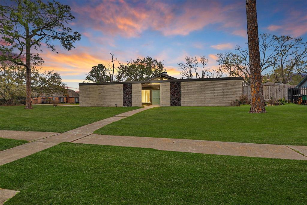 7814 Moonmist Dr in Houston, TX - Building Photo