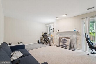4262 Fox Lake Dr in Fairfax, VA - Foto de edificio - Building Photo