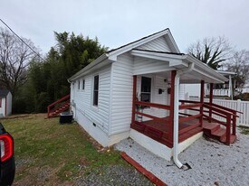 142 Welch St in Mount Airy, NC - Building Photo